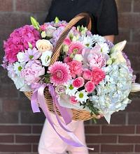 Композиция солнечный день в Знаменке Цветочная композиция из Розы, Хризантемы, Пионы и Лизиантусы в корзине в Знаменке