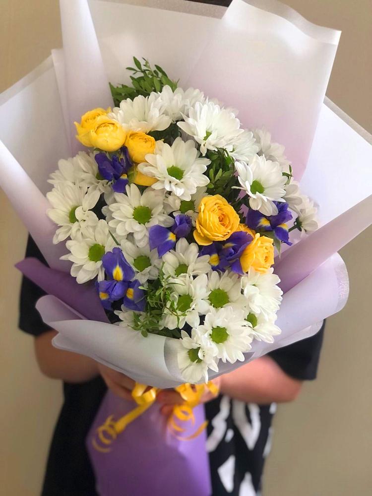 Букет цветов из: Ирисы, Хризантемы и Розы в Знаменке