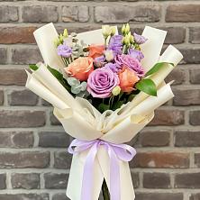 Букет цветов из:  Лизиантусы и Розы в Знаменке