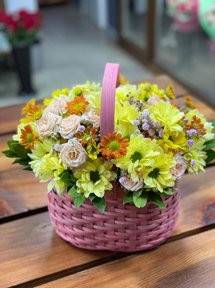 Цветочная композиция из Хризантемы и Розы в корзине в Знаменке