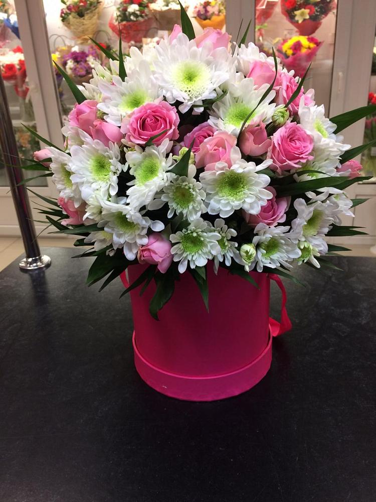 Цветочная композиция из Розы и Хризантемы в шляпной коробке в Знаменке