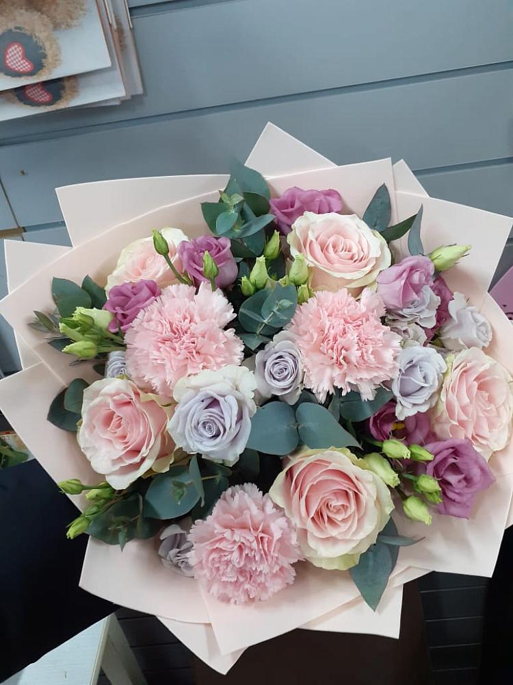 Букет цветов из: Розы, Гвоздики и Лизиантусы в Знаменке