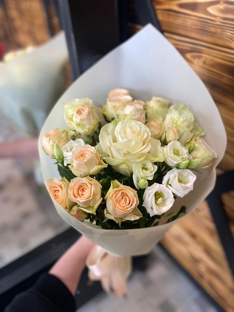 Букет цветов из: Розы и Лизиантусы в Знаменке